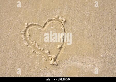 In den weißen Sand von einem Golf von Mexiko, Florida Strand in Herzform Stockfoto