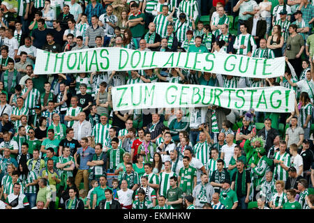 Budapest, Ungarn. 12. April 2015. Die Fans von Ferencvaros möchte der Trainer Thomas Doll bei Ferencvaros vs. Ujpest OTP Bank Liga Fußballspiel in Groupama-Arena alles Gute zum Geburtstag. Bildnachweis: Laszlo Szirtesi/Alamy Live-Nachrichten Stockfoto