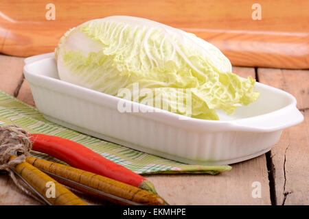 Kohl auf weiße Schale und rotem Pfeffer Stockfoto