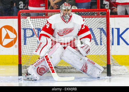 Detroit Red Wings Torwart Petr Mrazek 34 Wahrend Des Nhl Spiels Zwischen Den Detroit Red Wings Und Den Carolina Hurricanes In Der Pnc Arena Die Red Wings Gegen Die Carolina Hurricanes 2 0 Stockfotografie