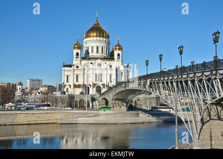 Die Kathedrale von Christus dem Erlöser. Winter-Moskau, der Haupttempel der Hauptstadt, beschienen von der Sonne. Stockfoto