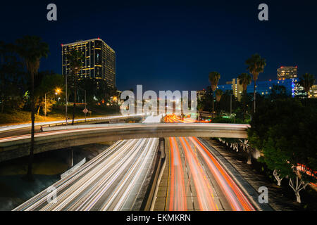 Verkehr auf die 110 Freeway und Gebäude in Los Angeles in der Nacht, gesehen von der 5th Street Bridge, in der Innenstadt von Los Angeles, Cali Stockfoto