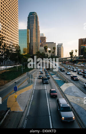 Blick auf die 110 Freeway aus der 4th Street Bridge, in der Innenstadt von Los Angeles, Kalifornien. Stockfoto