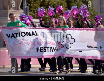 Washington, DC, USA. 11. April 2015. Menschen besuchen die jährliche Cherry Blossom Festival Parade entlang der Constitution Avenue in Washington, D.C., Hauptstadt der Vereinigten Staaten, 11. April 2015. Die Parade ist eine der größten öffentlichen Veranstaltungen der US-Hauptstadt, Zeichnung ca. 100.000 Zuschauer aus der ganzen Welt. © Yin Bogu/Xinhua/Alamy Live-Nachrichten Stockfoto