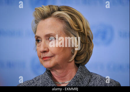 New York, USA. 10. März 2015. Foto aufgenommen am 10. März 2015 zeigt ehemalige US-Außenministerin Hillary Clinton Adressen die Presse nach dem Besuch der jährlichen Frauen Empowerment Prinzipien Veranstaltung im UN-Hauptquartier in New York, Vereinigte Staaten von Amerika. Hillary hat ihr Angebot für 2016 Präsidentschaftswahlen am Sonntag angekündigt. © Niu Xiaolei/Xinhua/Alamy Live-Nachrichten Stockfoto