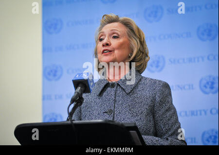 New York, USA. 10. März 2015. Foto aufgenommen am 10. März 2015 zeigt ehemalige US-Außenministerin Hillary Clinton Adressen die Presse nach dem Besuch der jährlichen Frauen Empowerment Prinzipien Veranstaltung im UN-Hauptquartier in New York, Vereinigte Staaten von Amerika. Hillary hat ihr Angebot für 2016 Präsidentschaftswahlen am Sonntag angekündigt. © Niu Xiaolei/Xinhua/Alamy Live-Nachrichten Stockfoto