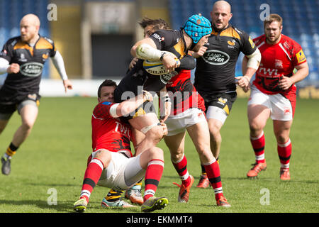 Oxford, UK. 12. April 2015. Aviva Premiership. London Welsh gegen Wespen. James Haskell wird von Rob Lewis und Seb Stegmann gestoppt. Bildnachweis: Aktion Plus Sport/Alamy Live-Nachrichten Stockfoto