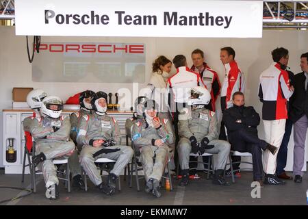 Silverstone im Vereinigten Königreich. 12. April 2015. Langstrecken-WM Runde 1. Porsche Team Manthey-Team machen Sie eine Pause. Bildnachweis: Aktion Plus Sport/Alamy Live-Nachrichten Stockfoto