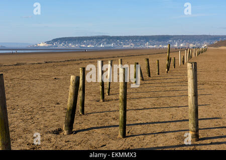 Holzpfosten Raum für Wind angetrieben Aktivitäten am Weston-super-Mare Beach, North Somerset zu markieren Stockfoto