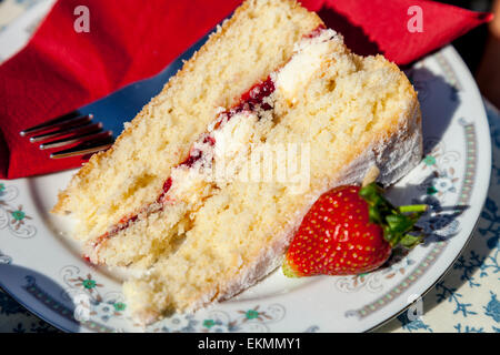 Ein Stück von Victoria Schwamm Kuchen, Cafe Garten, Sussex, UK Stockfoto