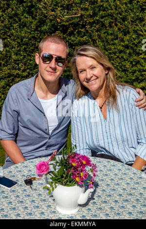 Ein junger Mann und seine Mutter, Lewes, Sussex, UK Stockfoto