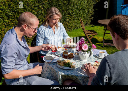 Eine Familie genießen Sie eine traditionellen englischen Nachmittag Tee, Glynde, Sussex, UK Stockfoto