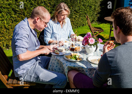 Eine Familie genießen Sie eine traditionellen englischen Nachmittag Tee, Glynde, Sussex, UK Stockfoto