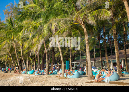 Phuket, Thailand - 24. Januar 2015: Menschen ruht auf einem der Sofas im Luxus Surin Beach auf Phuket, Thailand Stockfoto