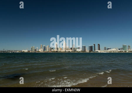 Ein Foto von der Skyline von San Diego, wie über die Bucht auf Coronado aus gesehen. Stockfoto