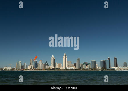 Ein Foto von der Skyline von San Diego mit einem Kitesurfer vorbei durch, wie über die Bucht auf Coronado aus gesehen. Stockfoto