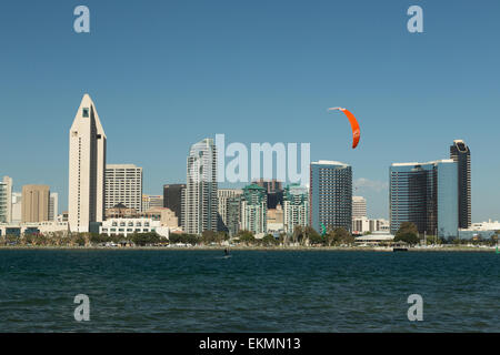 Ein Foto von der Skyline von San Diego mit einem Kitesurfer vorbei durch, wie über die Bucht auf Coronado aus gesehen. Stockfoto