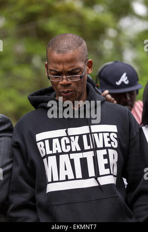 Ein Aktivist betet während eine Friedens-Mahnwache an der Stelle wo unbewaffnete Autofahrer Walter Scott von der Polizei 12. April 2015 in North Charleston, South Carolina niedergeschossen wurde. Etwa 100 Menschen zeigte sich für die kurze Vigil nach einen Heilungs-Dienst der Nächstenliebe Mission Baptist Church. Stockfoto