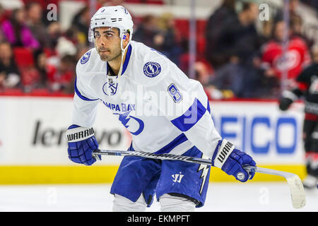 Tampa Bay Lightning Verteidiger Mark Barberio (8) während der NHL-Spiel zwischen den Tampa Bay Lightning und die Carolina Hurricanes in der PNC-Arena.  Die Carolina Hurricanes besiegten den Tampa Bay Lightning 4-2. Stockfoto