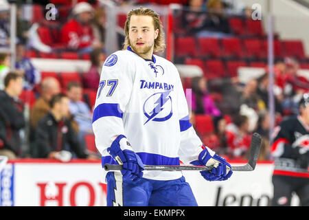 Tampa Bay Lightning Verteidiger Victor Hedman (77) während der NHL-Spiel zwischen den Tampa Bay Lightning und die Carolina Hurricanes in der PNC-Arena.  Die Carolina Hurricanes besiegten den Tampa Bay Lightning 4-2. Stockfoto