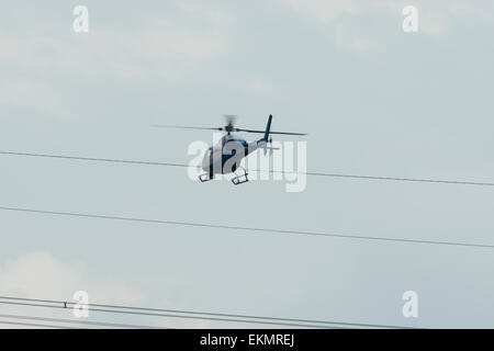 Nationale Grid Inspektion Stromleitungen Hubschrauber Stockfoto