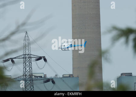 Nationale Grid Inspektion Stromleitungen Hubschrauber Stockfoto