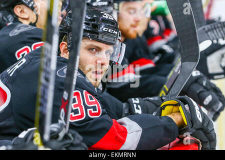 Carolina Hurricanes rechten Flügel Patrick Dwyer (39) während des NHL-Spiels zwischen den Toronto Maple Leafs und die Carolina Hurricanes in der PNC-Arena.  Die Carolina Hurricanes besiegten die Toronto Maple Leafs 4-1. Stockfoto
