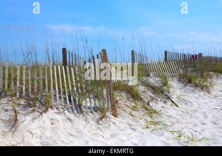 Sanddünen mit abgenutzten verwitterte Holz Strand Zaun, auf einem Golf von Mexiko, Florida Strand gelegen. Stockfoto