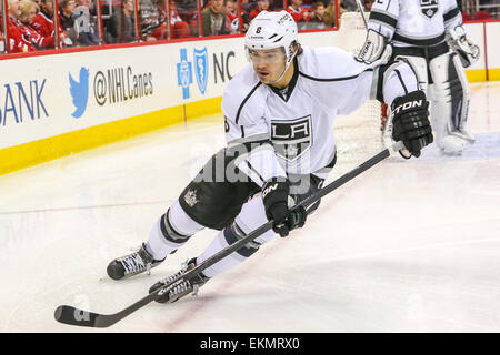 Los Angeles Kings Verteidiger Drew Doughty (8) während der NHL-Spiel zwischen den Los Angeles Kings und die Carolina Hurricanes in der PNC-Arena. Die Los Angeles Kings besiegte den Carolina Hurricanes in eine Überstunden-Shooting, 2: 1. Stockfoto