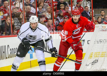 Los Angeles Kings Verteidiger Robyn Regehr (44) und Carolina Hurricanes rechten Flügel Patrick Dwyer (39) während der NHL-Spiel zwischen den Los Angeles Kings und die Carolina Hurricanes in der PNC-Arena. Die Los Angeles Kings besiegte den Carolina Hurricanes in eine Überstunden-Shooting, 2: 1. Stockfoto