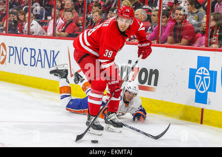 Carolina Hurricanes rechten Flügel Patrick Dwyer (39) während der NHL-Spiel zwischen den New York Islanders und die Carolina Hurricanes in der PNC-Arena. Den New York Islanders gegen die Carolina Hurricanes 5-3 während der regulären Spielzeit. Stockfoto
