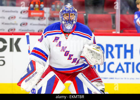 New York Rangers Torwart Henrik Lundqvist (30) während der NHL-Spiel zwischen den New York Rangers und den Carolina Hurricanes in der PNC-Arena. Die New York Rangers besiegte die Carolina Hurricanes 3-2 bei einem Schusswechsel. Stockfoto