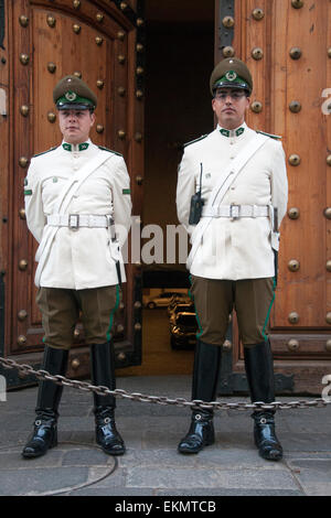 Uniformierte Wächter im Dienst an den Palacio De La Moneda, Santiago de Chile Stockfoto