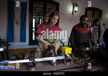 Buenos Aires, Argentinien. 12. April 2015. Verkleidete Menschen bieten Produkte während der mittelalterlichen Messe in Buenos Aires Ciy, Argentinien, auf 12. April 2015. Laut Lokalpresse umfasst die vierte Ausgabe der mittelalterlichen Messe Handarbeiten, Spiele, Kompetenzen und Demonstrationen im Zusammenhang mit dem Mittelalter. © Martin Zabala/Xinhua/Alamy Live-Nachrichten Stockfoto