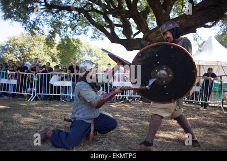 Buenos Aires, Argentinien. 12. April 2015. Teilnehmer neu eine Schlacht während der mittelalterlichen Messe in Buenos Aires, Argentinien am 12. April 2015. Laut Lokalpresse umfasst die vierte Ausgabe der mittelalterlichen Messe Handarbeiten, Spiele, Kompetenzen und Demonstrationen im Zusammenhang mit dem Mittelalter. © Martin Zabala/Xinhua/Alamy Live-Nachrichten Stockfoto