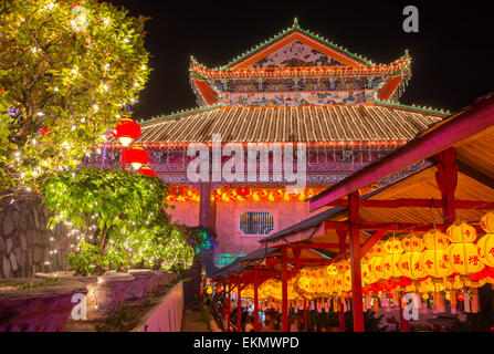 Wunderschön beleuchtete Kek Lok Si-Tempel in Penang während des chinesischen Neujahrs. Stockfoto