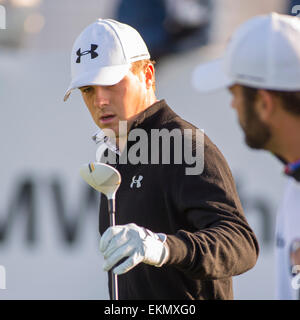 Lake Forest, Illinois, USA. 16. September 2013. Lake Forest, Illinois, USA - Jordan Spieth (L) gibt seinem Fahrer, caddy Michael Greller nach Abschlag aus dem ersten Loch während der vierten Runde der BMW Championship, FedEx Cup Playoffs statt im Conway Farms Golf Club in Lake Forest, Illinois. © Csm/Alamy Live-Nachrichten Stockfoto