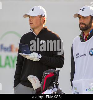 Lake Forest, Illinois, USA. 16. September 2013. Lake Forest, Illinois, USA - Jordan Spieth (L) und Caddy Michael Greller darauf vorbereiten, während der vierten Runde der BMW Championship, aus der das erste Loch Abschlag FedEx Cup Playoffs statt im Conway Farms Golf Club in Lake Forest, Illinois. © Csm/Alamy Live-Nachrichten Stockfoto