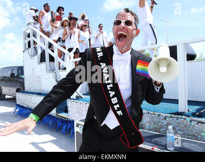 Miami Beach, Florida, USA. 12. April 2015. Ein Künstler namens "Mr Available" tanzt und singt in einem Chor während der 7. jährlichen Miami Beach Gay Pride Parade in Miami Beach, Florida am 12. April 2015.  Bildnachweis: Sean Drakes/Alamy Live-Nachrichten Stockfoto