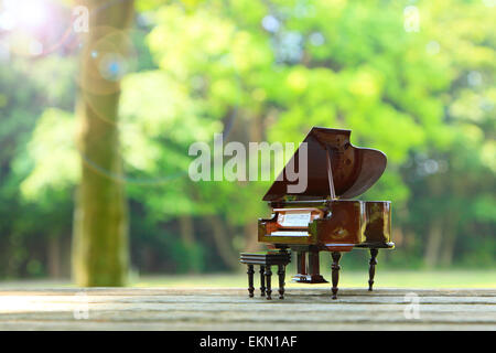 Miniatur-Klavier in der Natur Stockfoto