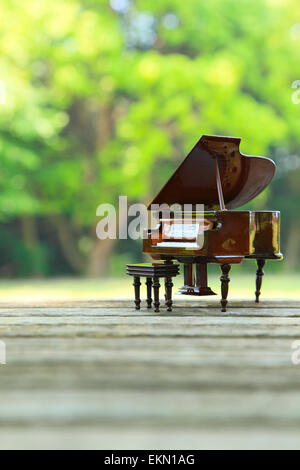 Miniatur-Klavier in der Natur Stockfoto