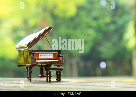 Miniatur-Klavier in der Natur Stockfoto