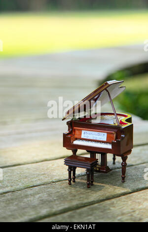 Miniatur-Klavier in der Natur Stockfoto