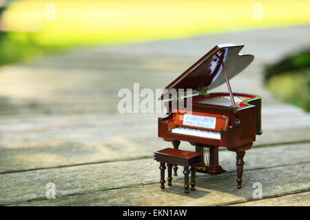 Miniatur-Klavier in der Natur Stockfoto