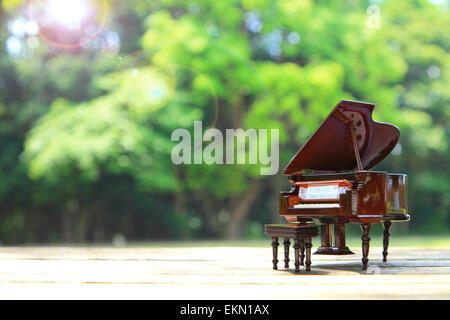 Miniatur-Klavier in der Natur Stockfoto