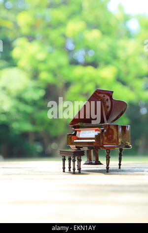 Miniatur-Klavier in der Natur Stockfoto