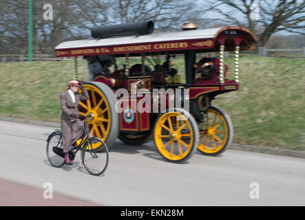 Geschwenkt Schoß der Frau auf Vintage Fahrrad überholen Zugmaschine Great North Steam Fair, Beamish Museum, England Großbritannien Stockfoto