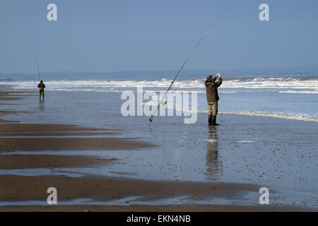 Casting am Strand bei Ebbe Strand. Stockfoto