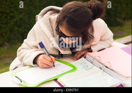 wickelte Warm und Gläser zu Blendung des Studiums Überarbeitung draußen an der frischen Luft auf Tisch im Garten Stockfoto