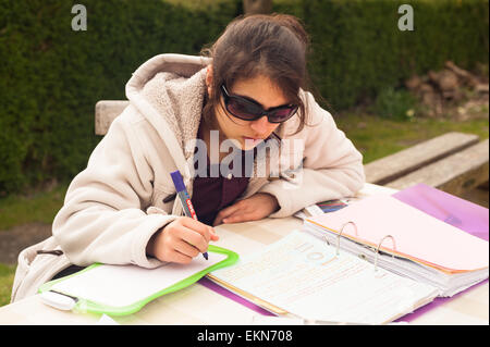 wickelte Warm und Gläser zu Blendung des Studiums Überarbeitung draußen an der frischen Luft auf Tisch im Garten Stockfoto